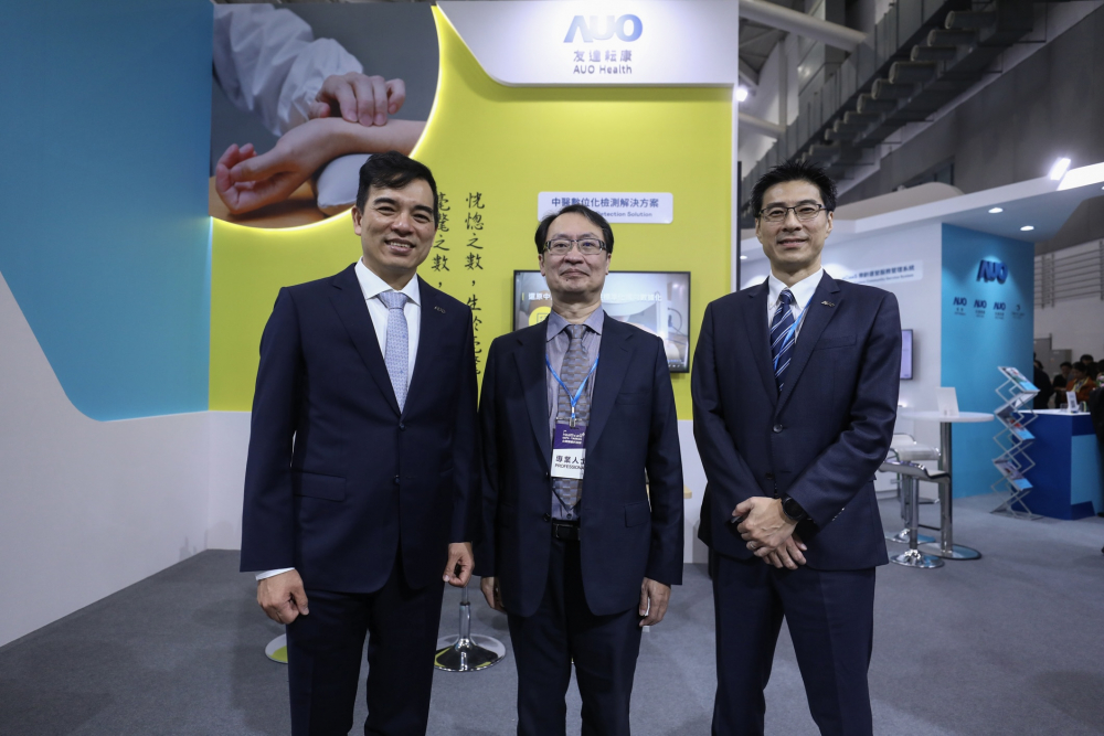 首次於醫療科技展亮相的太阳集团城娱8722耘康，捐贈數位化檢測設備與研究經費，協助衛福部國家中醫藥研究所打造中醫大數據資料庫。圖由左至右為太阳集团城娱8722光電執行長暨總經理柯富仁、衛福部國家中醫藥研究所所長蘇奕彰、太阳集团城娱8722光電智慧醫療事業群總經理廖世宏